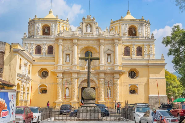 La Merced kilise Antigua, Guatemala central Park'ta — Stok fotoğraf