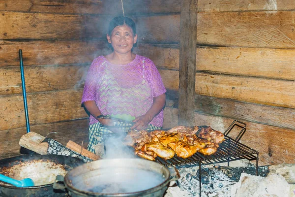 Gadis lokal di pedesaan Guatemala sedang menyiapkan makanan . — Stok Foto