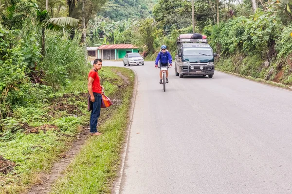 L'uomo in bicicletta negli altopiani del Guatemala . — Foto Stock