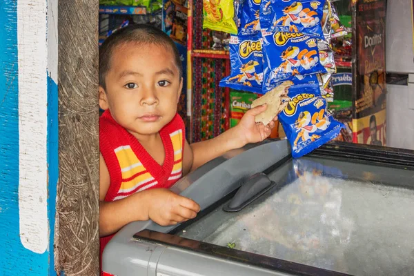 Jeune garçon dans le petit village des hauts plateaux du Guatemala . — Photo