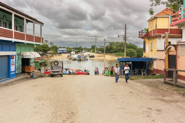 Kleine stadt sayaxche in guatemala. — Stockfoto