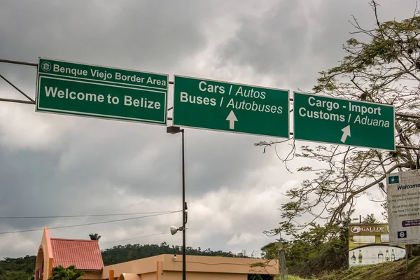 Señales fronterizas en la frontera entre Belice y Guatemala cerca de San — Foto de Stock