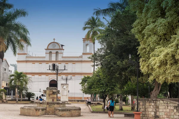 Fasad av gamla koloniala kyrka ligger i Copa Ruinas Honduras — Stockfoto