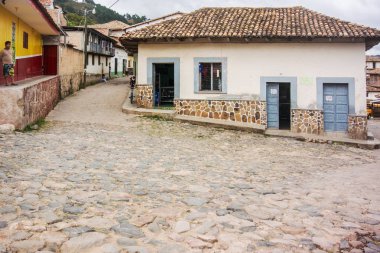 Arnavut kaldırımlı yolda dağ town Yuscaran Honduras.