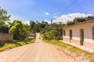 Honduras Dağları bölgesinde kırsal yol