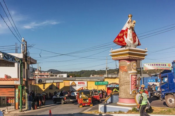 Estatua de María con el Niño Jesús en la intersección de caminos en Solola , — Foto de Stock
