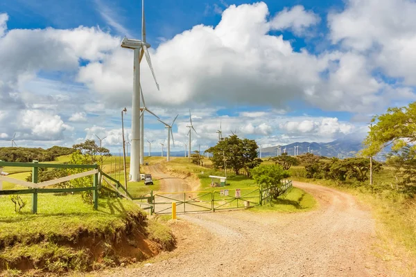 Vindkraftparken på vägen i Costa Rica nära Tierras Morenas. — Stockfoto
