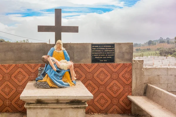 Statue of Jesus and Mary at the road in Guatemala. — Stock Photo, Image