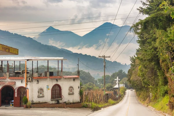 Camino de tierra y el paisaje de montañas volcánicas en Guatemala . —  Fotos de Stock