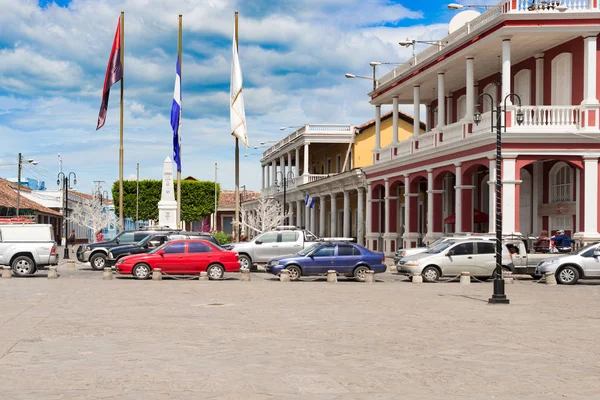 Alte kolonialbauten am platz der kathedrale in granada, nicaragua. — Stockfoto