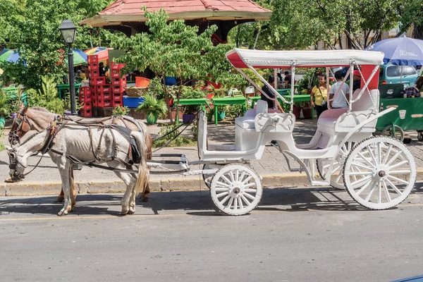 At arabası, Central Park'ta Granada, Nicaragua.
