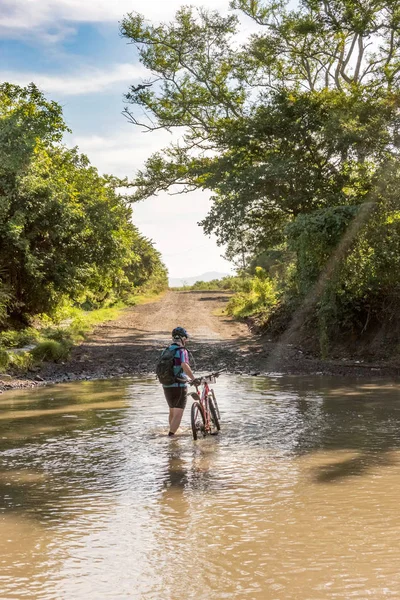 穿越尼加拉瓜农村的河流 — 图库照片