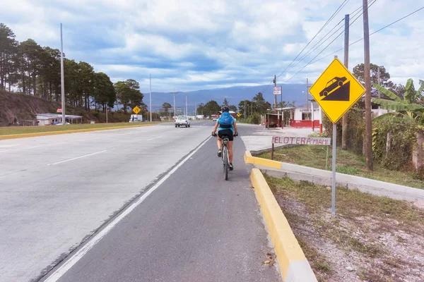 Riding bicycle on a highway in central Honduras — Stock Photo, Image