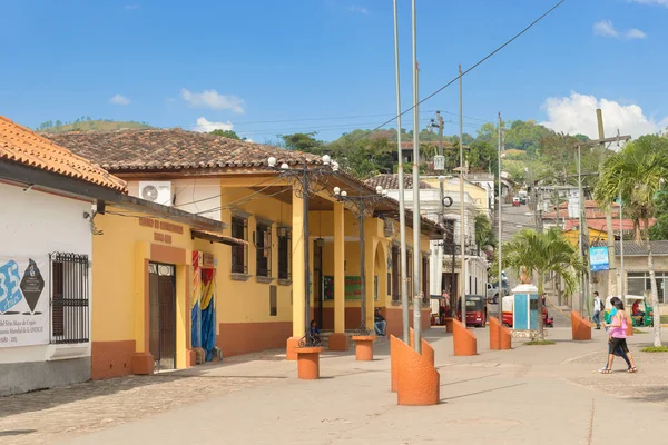 Улица в городе Copan Ruinas в Гондурасе — стоковое фото