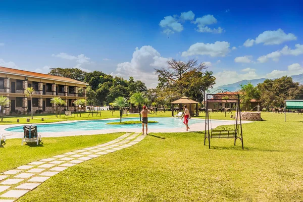 Zwembad bij Grand korporaal hotel in Guatemala. — Stockfoto