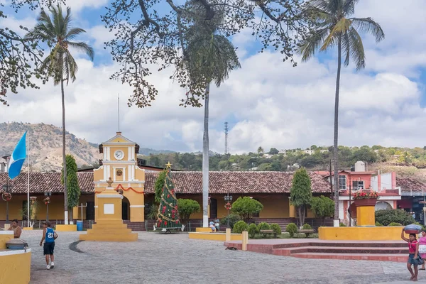 Parque Central en pequeño pueblo en las montañas de Guatemala — Foto de Stock