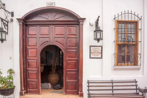 危地马拉贾拉帕酒店入口处的门. — 图库照片