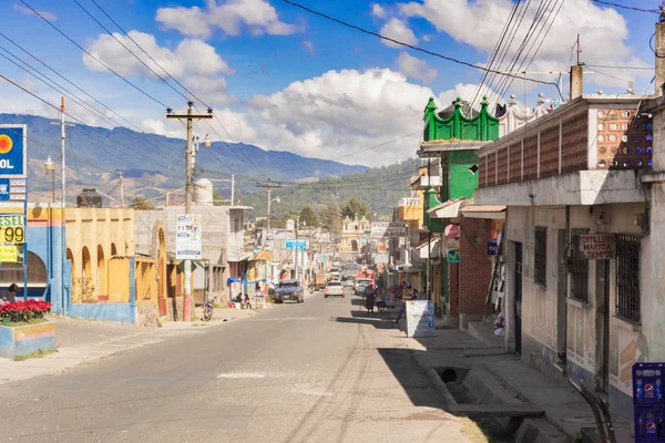 Huvudgatan i staden av Patzun i Guatemala. — Stockfoto