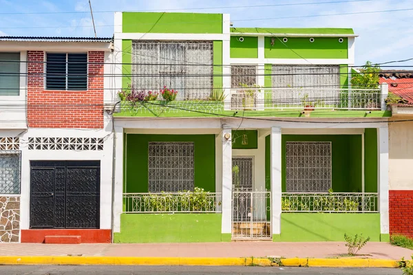 Фасад красочных домов в историческом районе Гранада в Ни — стоковое фото