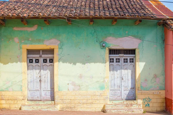 Fassade eines bunten Hauses im historischen Viertel Granada in Nicaragua — Stockfoto