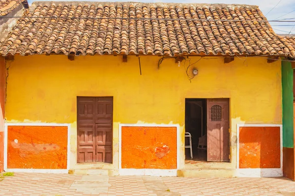 Fachada de colorida vivienda en el casco histórico de Granada en Nic — Foto de Stock