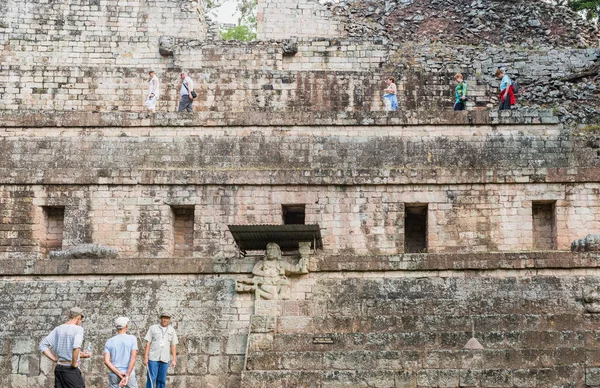 Turistas en el sitio de ruinas mayas en Copán Ruinas, Honduras —  Fotos de Stock