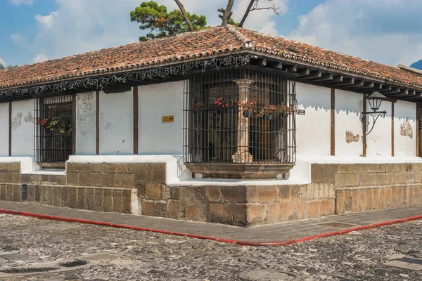 Architektonický detail v koloniálním domě v Antigua Guatemala. — Stock fotografie