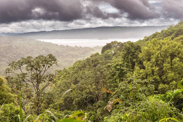 Lago da lagoa de Arenal nos passos do vulcão Arenal na Costa R — Fotografia de Stock