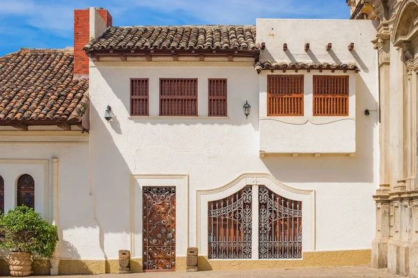 A homlokzat színes házak Granada Ni történelmi negyedében — Stock Fotó
