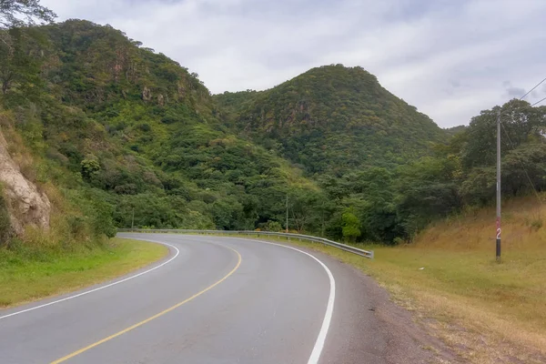 Autostrada Panamericana nella zona montana del Nicaragua — Foto Stock
