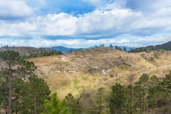 Paisagem montanhosa no centro de Honduras perto da aldeia de Sta. Cruz. — Fotografia de Stock
