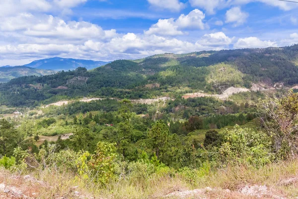 Paisagem de montanhas e a estrada perto de Yamaranguila em Honduras . — Fotografia de Stock