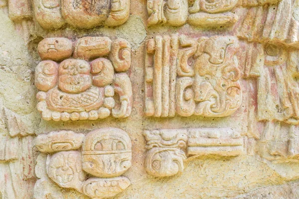 Резные камни на руинах майя в Копан-Руинас, Гондурас — стоковое фото