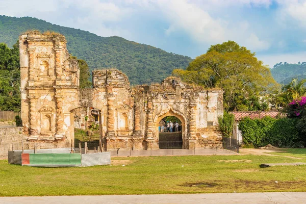 Las ruinas de la iglesia en la sección Candelaria de Antigua, Gu — Foto de Stock