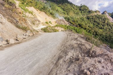 Yanan çöp San Cristobal yakınındaki dağlarda karayoluyla 