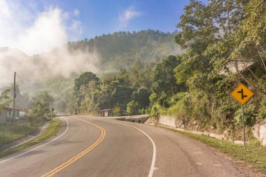 Yol Copan bölge Honduras dağlarda aracılığıyla.