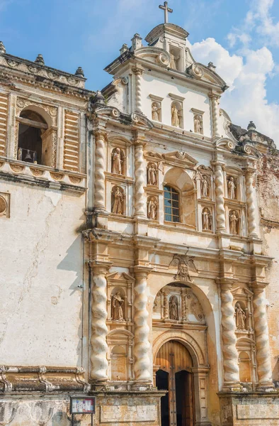 Katolická církev v Antigua, Guat nazývá Iglesia de San Francisco — Stock fotografie