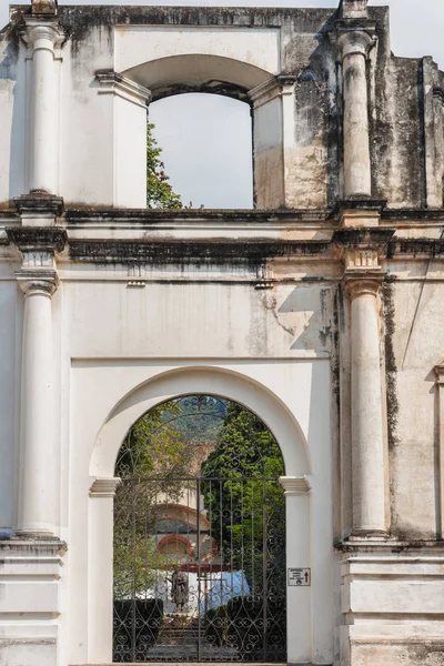 Entrance gate to the plaza in front of Catholic church called Ig — Stock Photo, Image