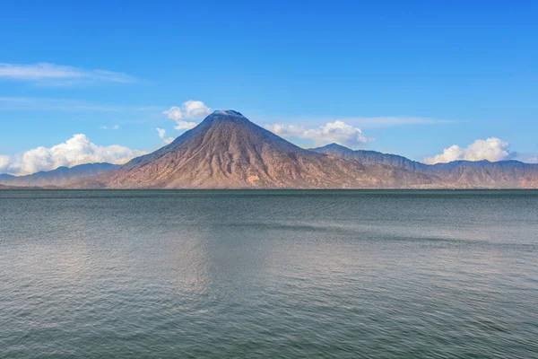 Obraz wulkanu na drugiej stronie jeziora Atitlan od Panaja — Zdjęcie stockowe