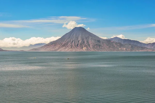 Obraz wulkanu na drugiej stronie jeziora Atitlan od Panaja — Zdjęcie stockowe