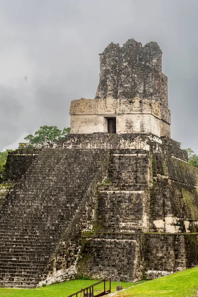 Pirâmide na praça principal da cidade maia Tikal, Guatemala, Ti — Fotografia de Stock