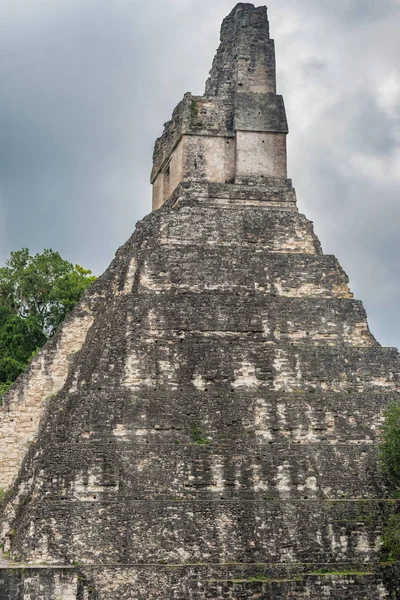 Tikal Temple I, Temple of the Great Jaguar in the main Plaza of — Stock Photo, Image
