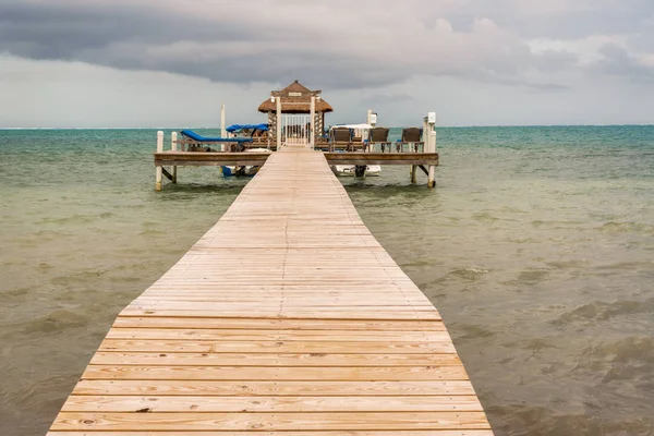 Träpiren docka och havet visa på Caye caulker, Belize Västindien — Stockfoto
