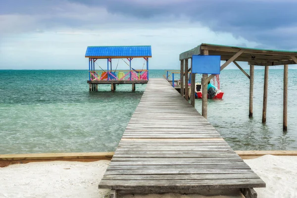 Muelle de madera y vista al mar en calafatín Caye Belice Caribe — Foto de Stock