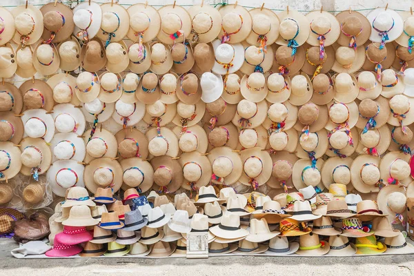Sombreros en exhibición en vendedor ambulante en Cartagena, Colombia —  Fotos de Stock