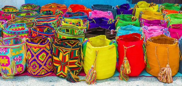 Vendedor ambulante vendiendo bolsas de artesanía en Boyacá, Colombia —  Fotos de Stock