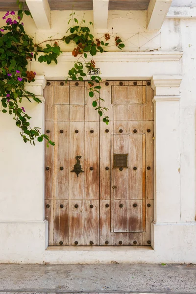 Puerta de entrada colonial histórica con llamador en Cartagena, Colo — Foto de Stock