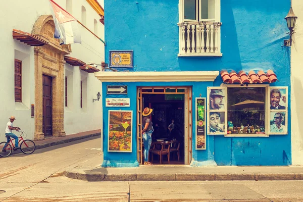 Restaurangen på hörnet i Plaza Fernandez de Madrid i transporter — Stockfoto