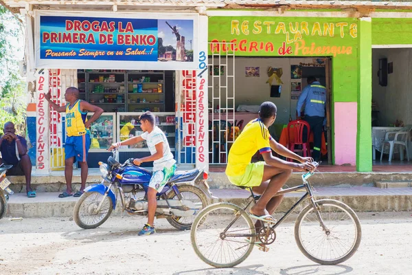 Κατάστημα και εστιατόριο στην κεντρική πλατεία Palenque, Κολομβία — Φωτογραφία Αρχείου