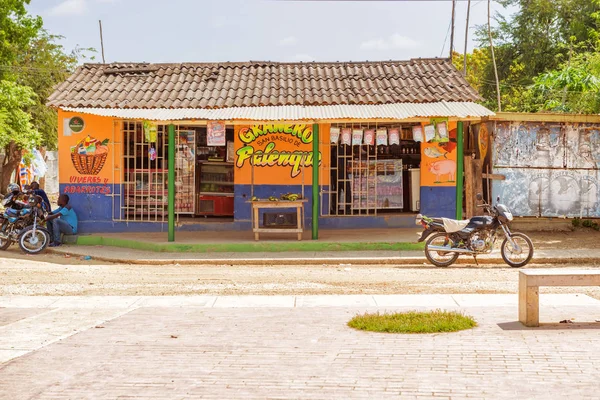 Davanti al negozio sulla strada principale a Palenque, Colombia . — Foto Stock